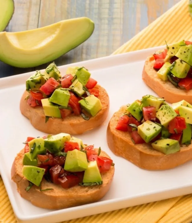 Bruschetta de Aguacate y Tomate